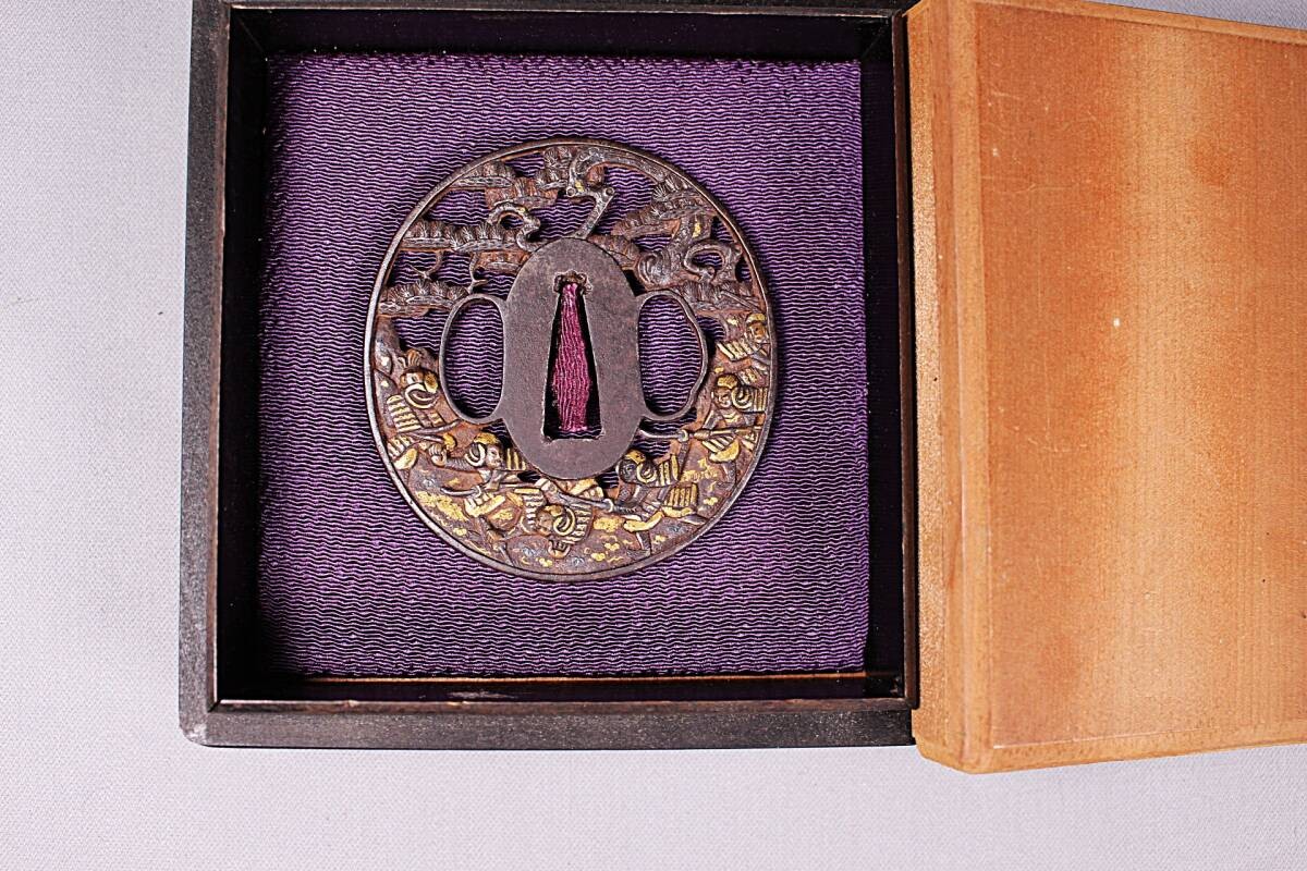 Japanese Iron Tsuba Battle Scene Openwork Gold Inlay 7.4cm 82g Box Japanese Iron Tsuba Battle Scene Openwork Gold Inlay 7.4cm 82g Box