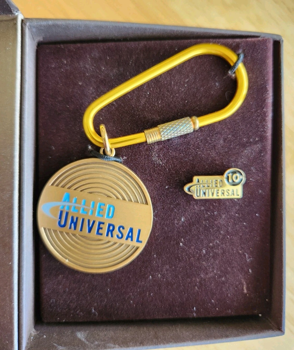 Allied Universal 10 Years Service Award Set Keychain, Carabiner, Pin CEO Signed Allied Universal 10 Years Service Award Set Keychain, Carabiner, Pin CEO Signed