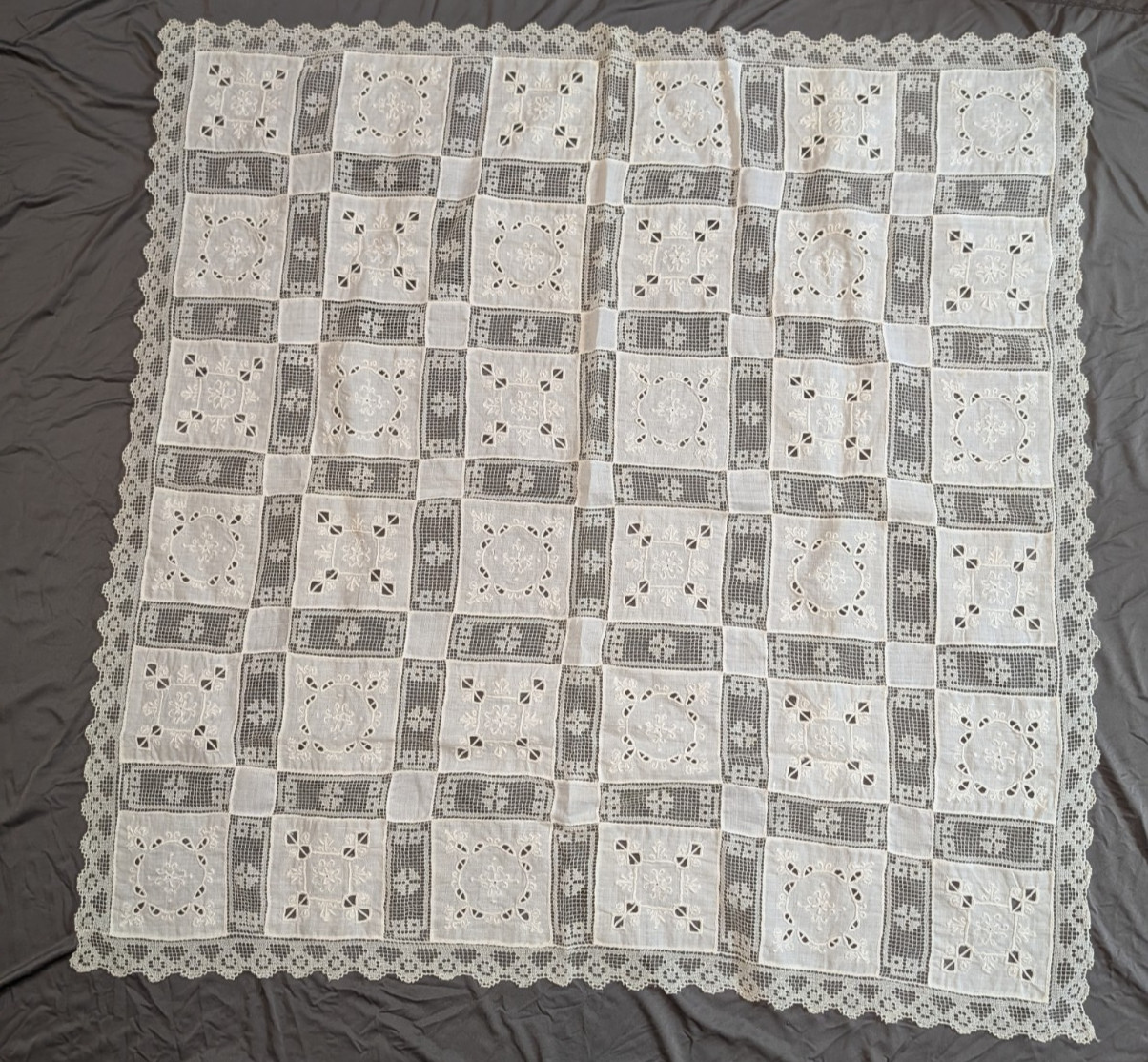 2 MATCHING ANTIQUE LINEN TABLECLOTH CUT WORK AND EMBROIDERED SQUARES WITH LACE 2 MATCHING ANTIQUE LINEN TABLECLOTH CUT WORK AND EMBROIDERED SQUARES WITH LACE