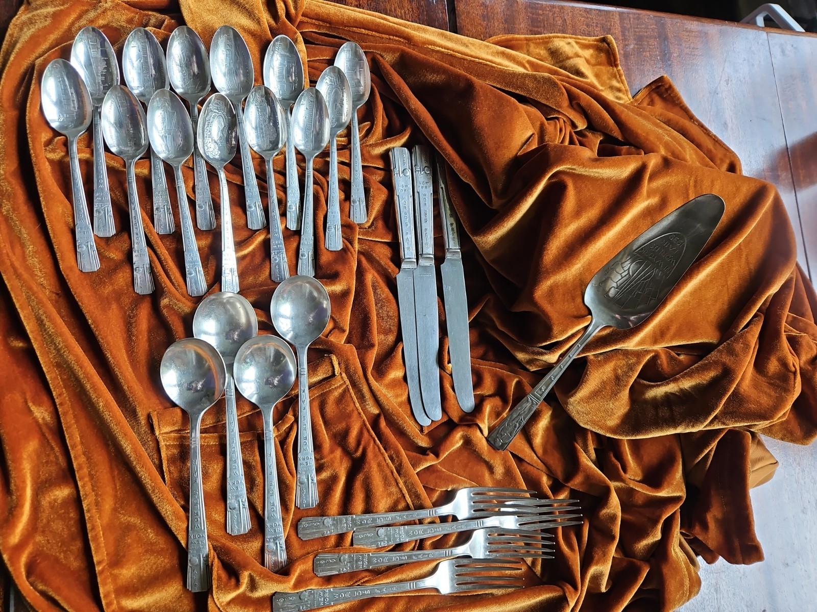 24 Pcs 1939 NY Worlds Fair Flatware 3 Knv 5 Frks 4 Soups 3 Sps 11 Tsp-1S 24 Pcs 1939 NY Worlds Fair Flatware 3 Knv 5 Frks 4 Soups 3 Sps 11 Tsp-1S