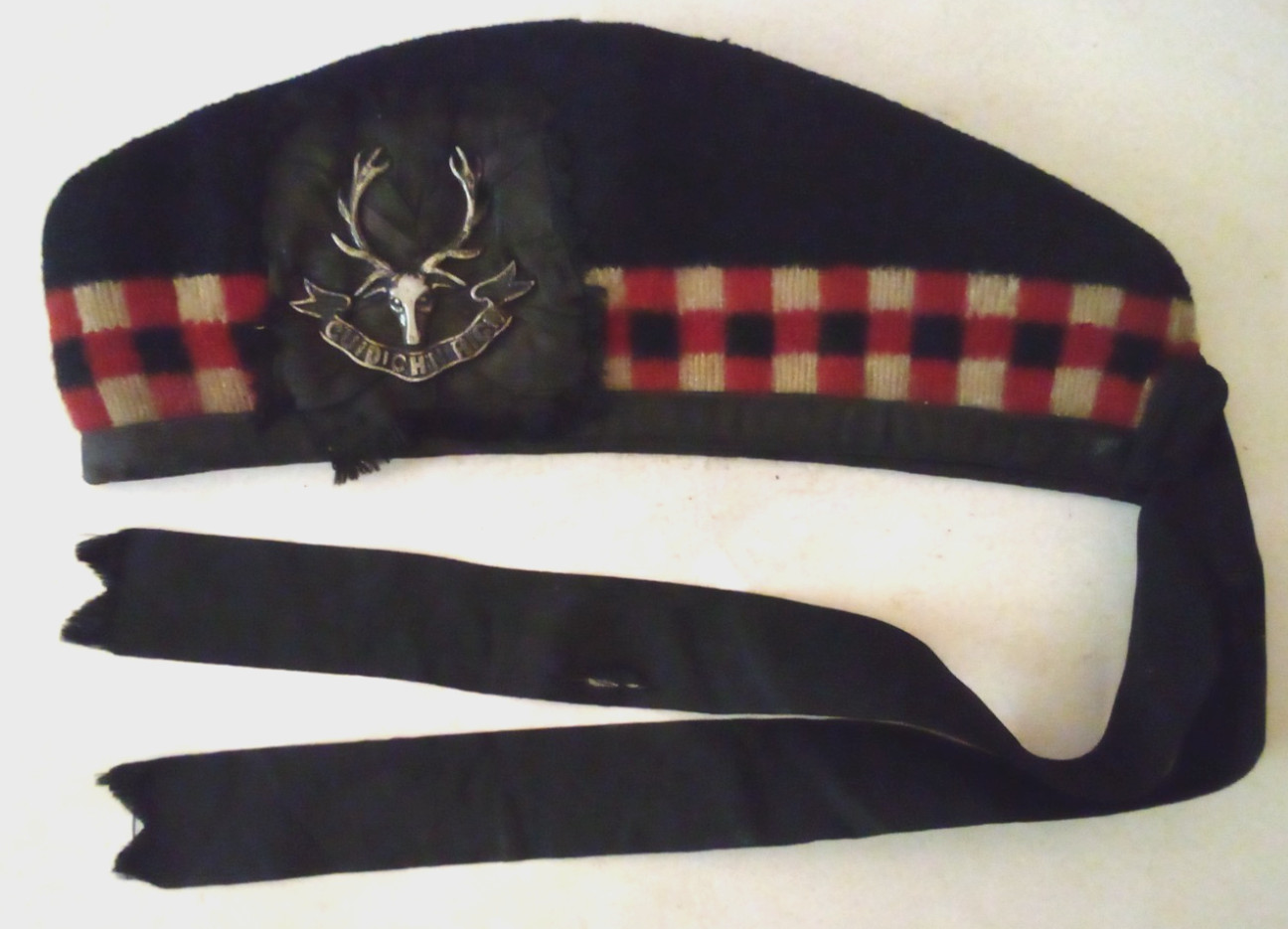 VTG SEAFORTH HIGHLANDERS MILITARY HAT W/BADGE CUIDICH 'N RIGH HELP THE KING MK