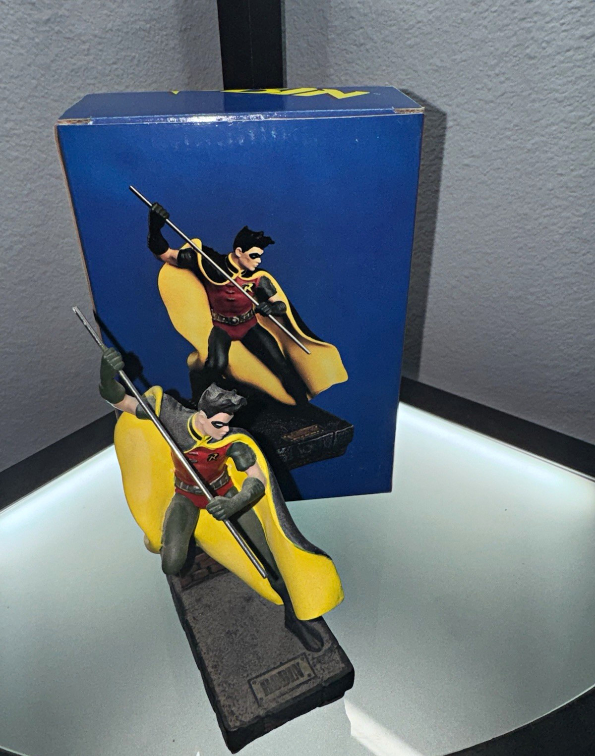 DC Comics Robin Resin Figurine Statue w/ Box Vintage 1997 Black/Yellow/Red/Green DC Comics Robin Resin Figurine Statue w/ Box Vintage 1997 Black/Yellow/Red/Green