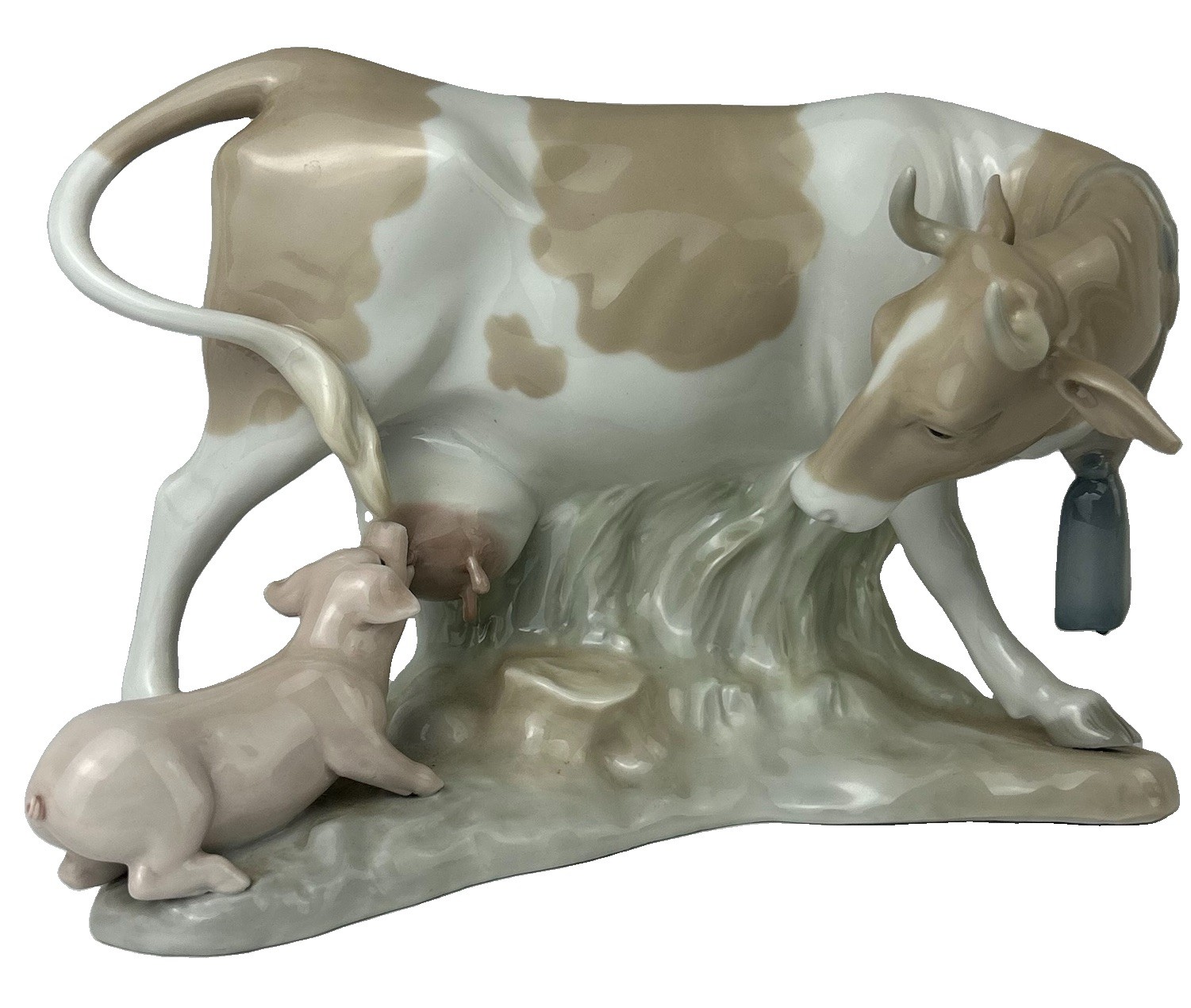 Lladro cow with suckling pig #4640 read see Lladro cow with suckling pig #4640 read see
