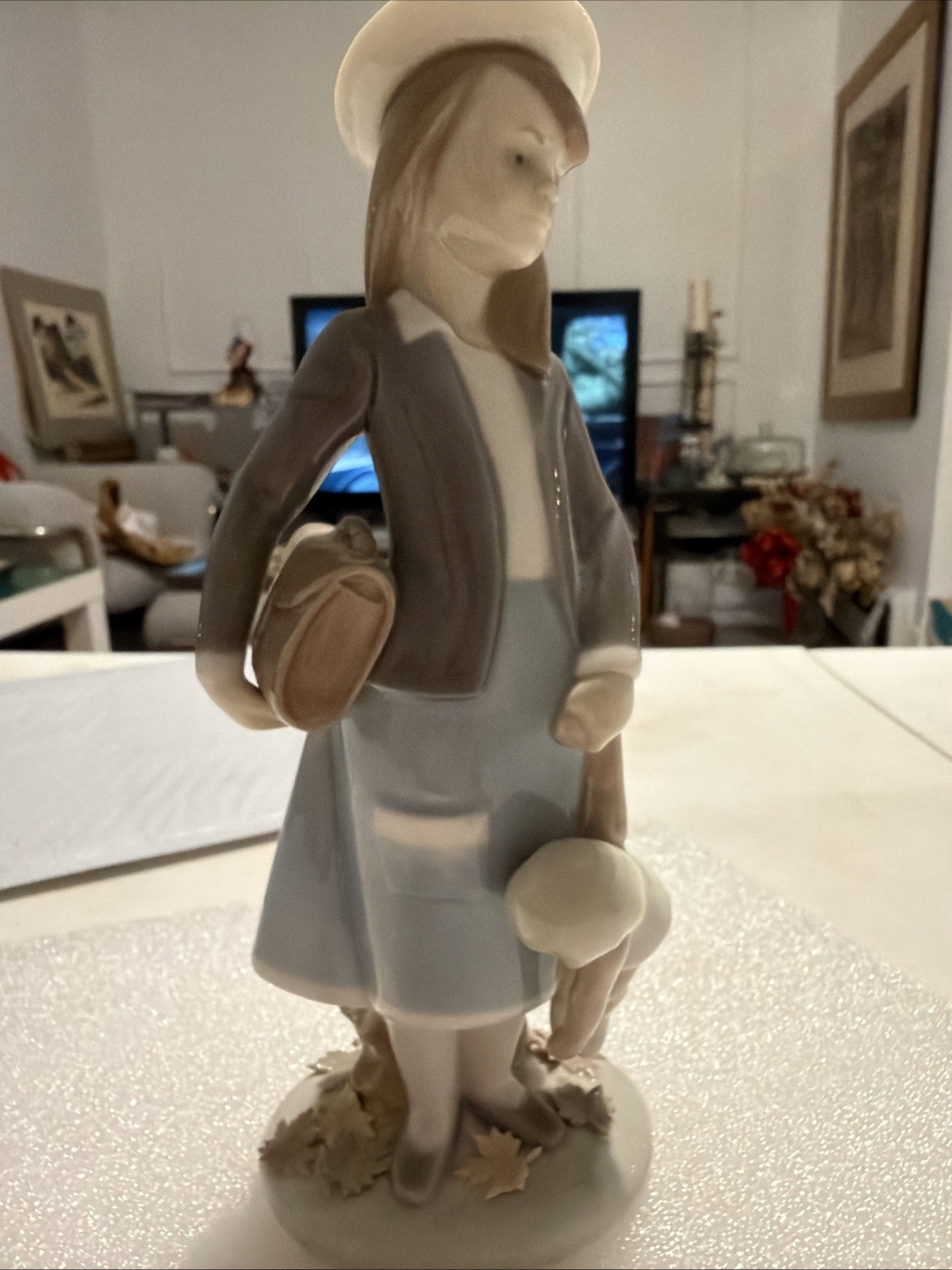 Lladro Girl Figurine with Hat and Bag Porcelain Spain Mint Condition 8" Lladro Girl Figurine with Hat and Bag Porcelain Spain Mint Condition 8"