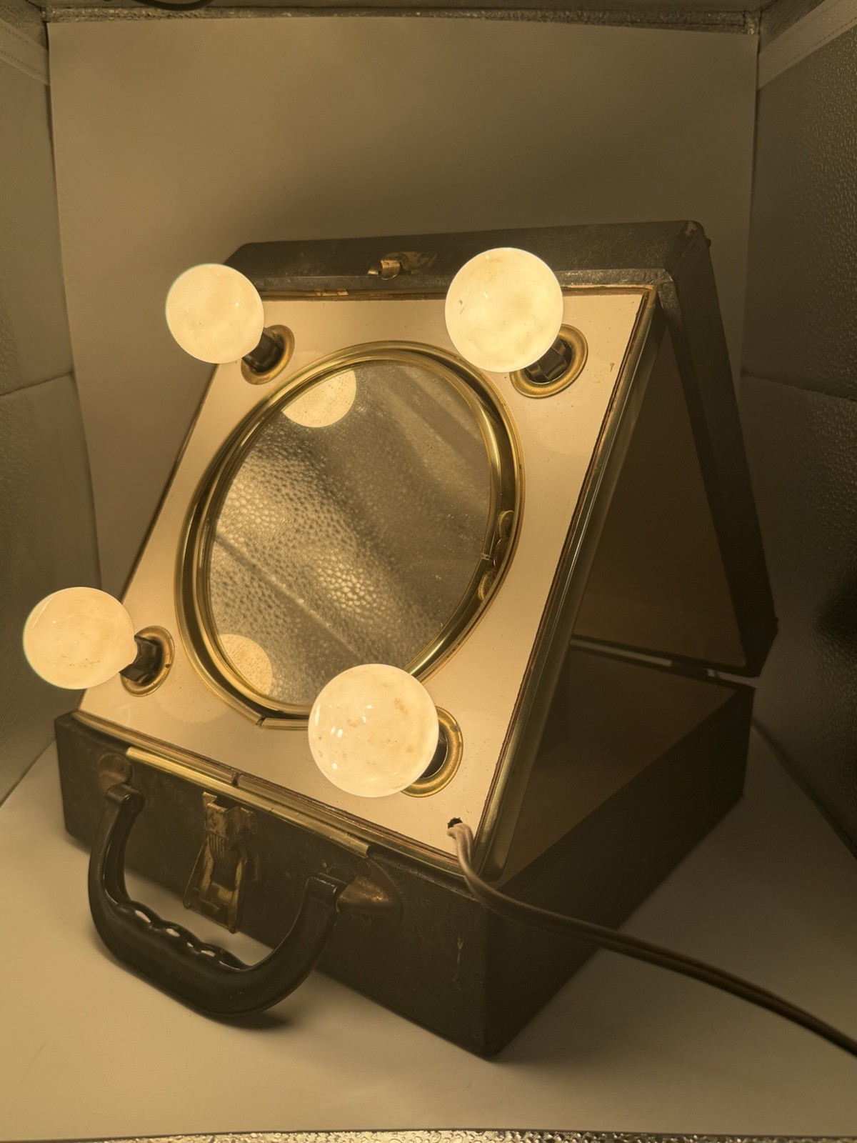 Vintage 1960s 70s Portable Lighted Makeup Vanity Mirror 4 Bulb Travel Case WORKS Vintage 1960s 70s Portable Lighted Makeup Vanity Mirror 4 Bulb Travel Case WORKS