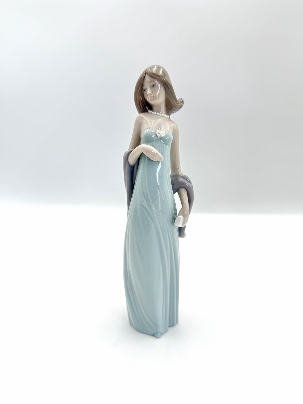 Lladro Elegant Ladies (Gloss-5487) - Blue Dress Ingenue, 7 3/4” *IN BOX* Lladro Elegant Ladies (Gloss-5487) - Blue Dress Ingenue, 7 3/4” *IN BOX*