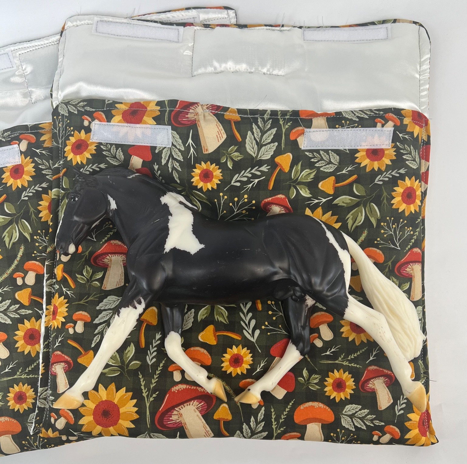 Set Of 2 Large Fall Model Horse Pony Pouches Traditional 1:9 Breyer Resin Stone Set Of 2 Large Fall Model Horse Pony Pouches Traditional 1:9 Breyer Resin Stone