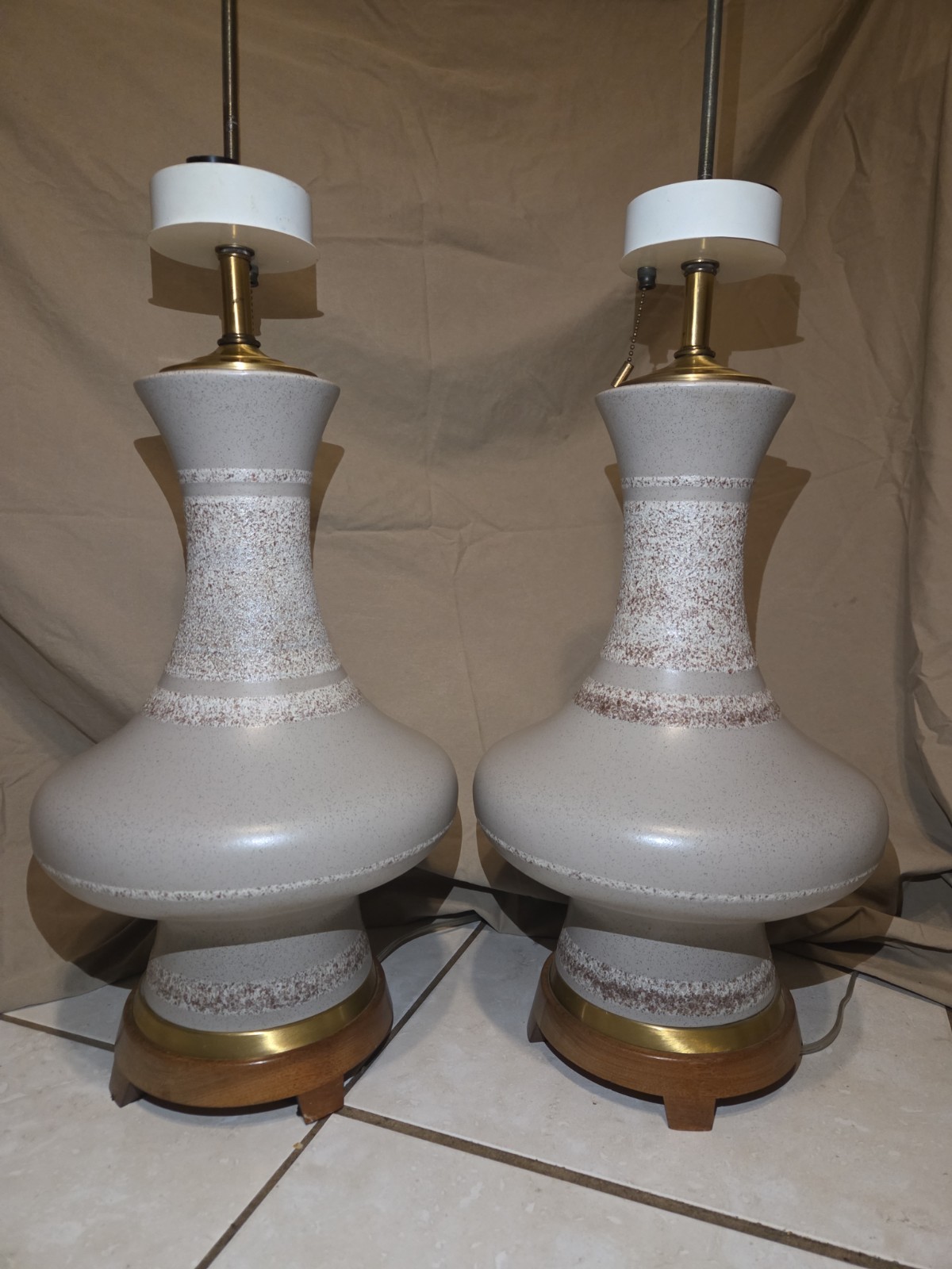 Pair Vintage Lightolier Heathered Taupe Pottery Table Lamps MCM Brass Wood Pair Vintage Lightolier Heathered Taupe Pottery Table Lamps MCM Brass Wood