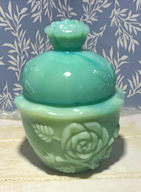 Vintage Avon Victoriana Moonwind Powder Sachet 1.5 oz Decorative Jar w/ Box NOS Vintage Avon Victoriana Moonwind Powder Sachet 1.5 oz Decorative Jar w/ Box NOS