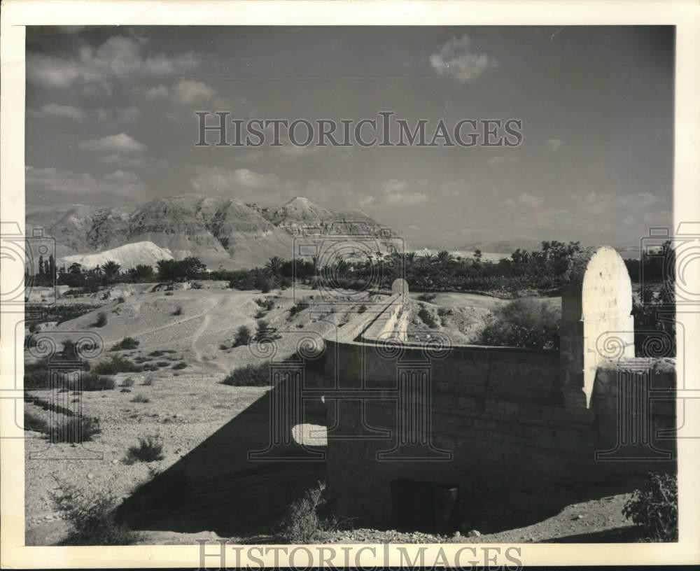 1946 Press Photo Flume carries water to Arab Banana Plantation, Jericho 1946 Press Photo Flume carries water to Arab Banana Plantation, Jericho
