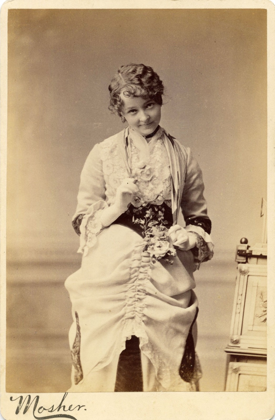 FUN PORTRAIT PRETTY YOUNG WOMAN FASHION FLOWERS ACTRESS? CHICAGO CABINET CARD FUN PORTRAIT PRETTY YOUNG WOMAN FASHION FLOWERS ACTRESS? CHICAGO CABINET CARD
