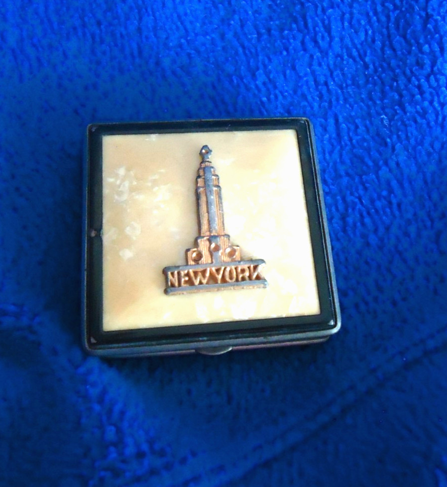 VINTAGE 1950s EMPIRE STATE BUILDING NY SOUVENIR COMPACT CELLULOID HANDWARMER VINTAGE 1950s EMPIRE STATE BUILDING NY SOUVENIR COMPACT CELLULOID HANDWARMER