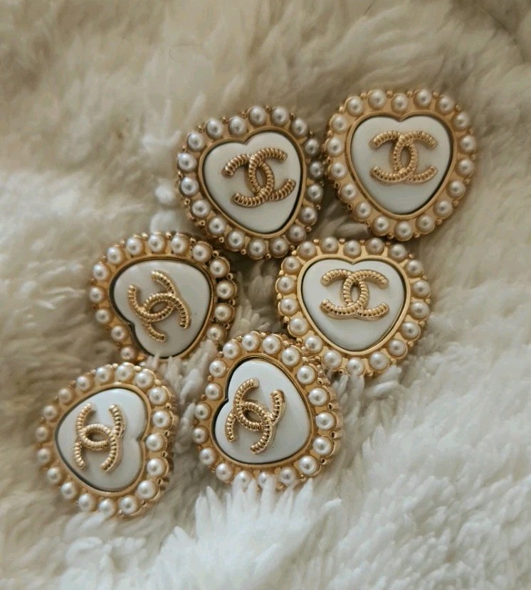 STAMPED Chanel lot of 6 Designer Pearl White Button Metal 23mm STAMPED Chanel lot of 6 Designer Pearl White Button Metal 23mm