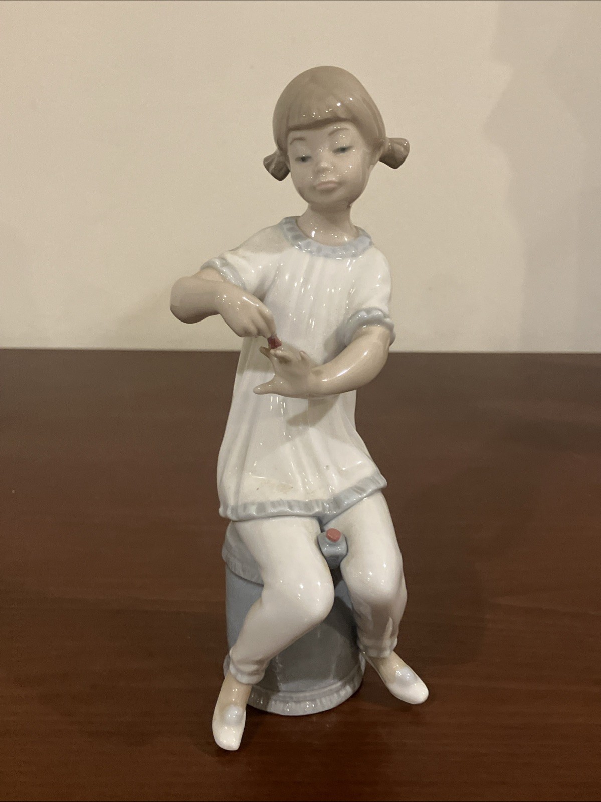 VINTAGE LLADRO YOUNG GIRL PAINTING HER NAILS WITH NAIL POLISH VINTAGE LLADRO YOUNG GIRL PAINTING HER NAILS WITH NAIL POLISH