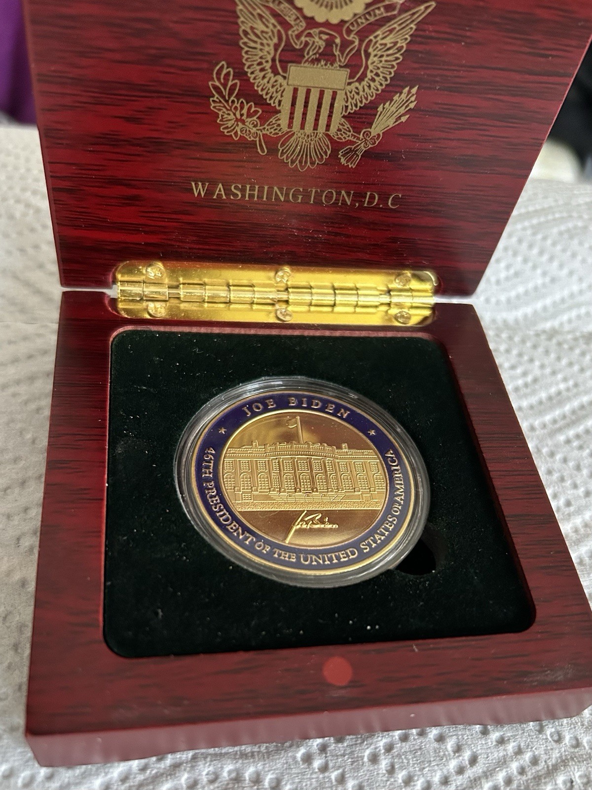 BIDEN WHITE HOUSE CHALLENGE COIN SIGNATURE IN WOOD BOX GOLD ENAMEL DEMOCRAT RARE BIDEN WHITE HOUSE CHALLENGE COIN SIGNATURE IN WOOD BOX GOLD ENAMEL DEMOCRAT RARE