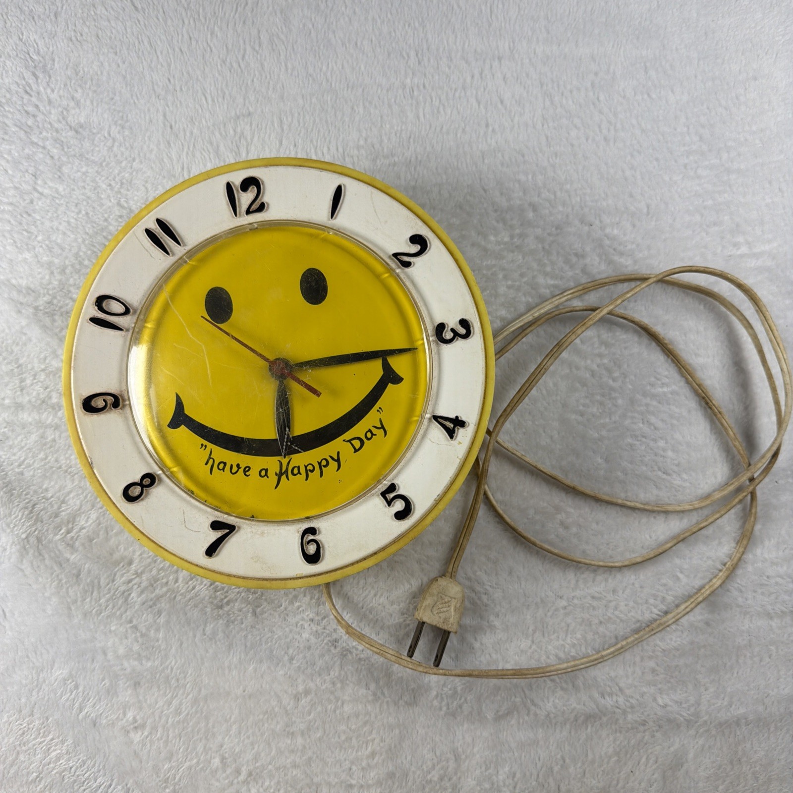 Retro "Have A Happy Day" Electric Smiley Face Novelty Clock - Works
