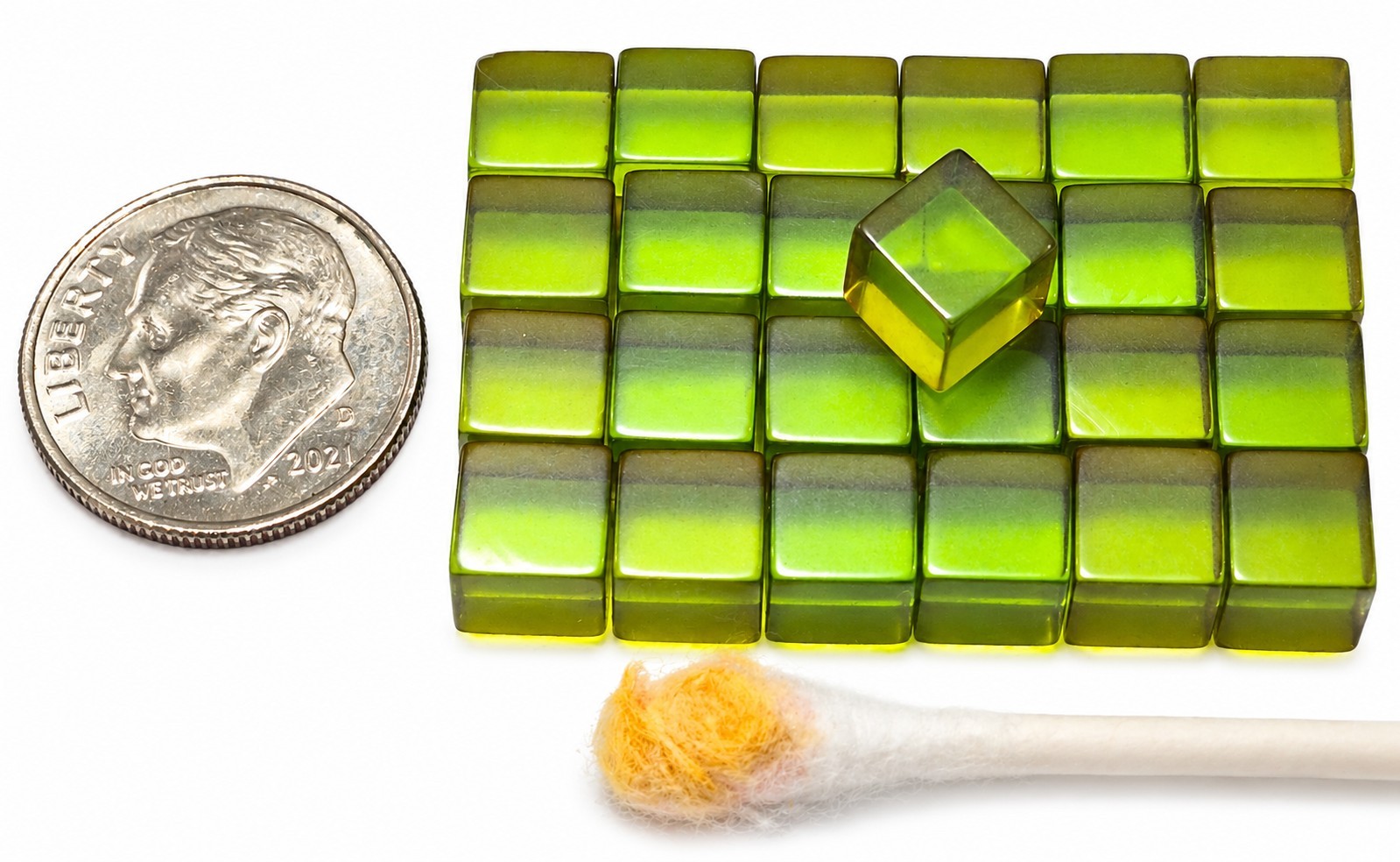 25 Vintage Green Prystal Bakelite Cubes 6.4mm 1/4" Simichrome Tested Undrilled 25 Vintage Green Prystal Bakelite Cubes 6.4mm 1/4" Simichrome Tested Undrilled