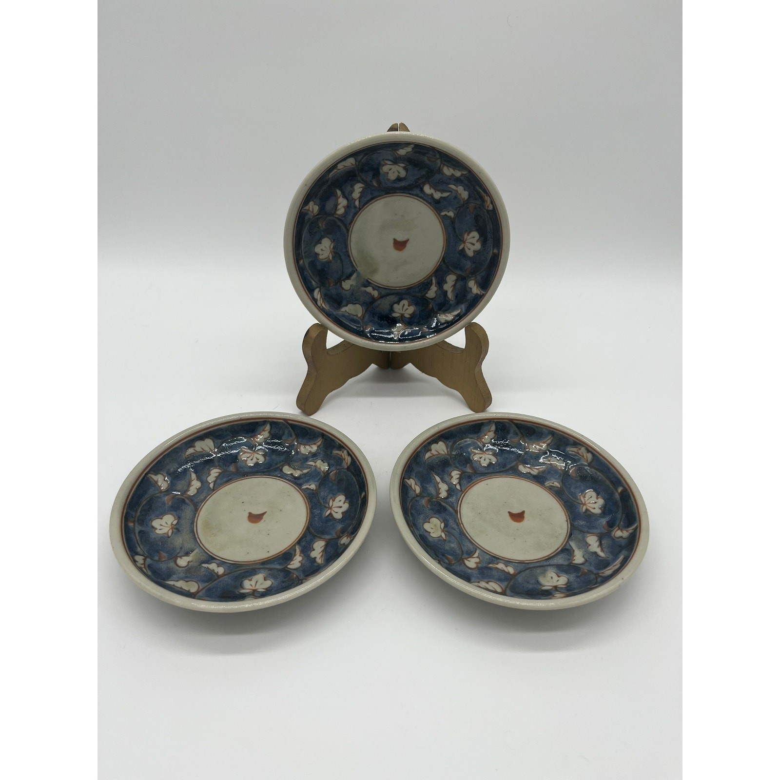 Kanzan Kiln Japanese Porcelain Plates, Somenishiki Imari, Set of 3 Kanzan Kiln Japanese Porcelain Plates, Somenishiki Imari, Set of 3