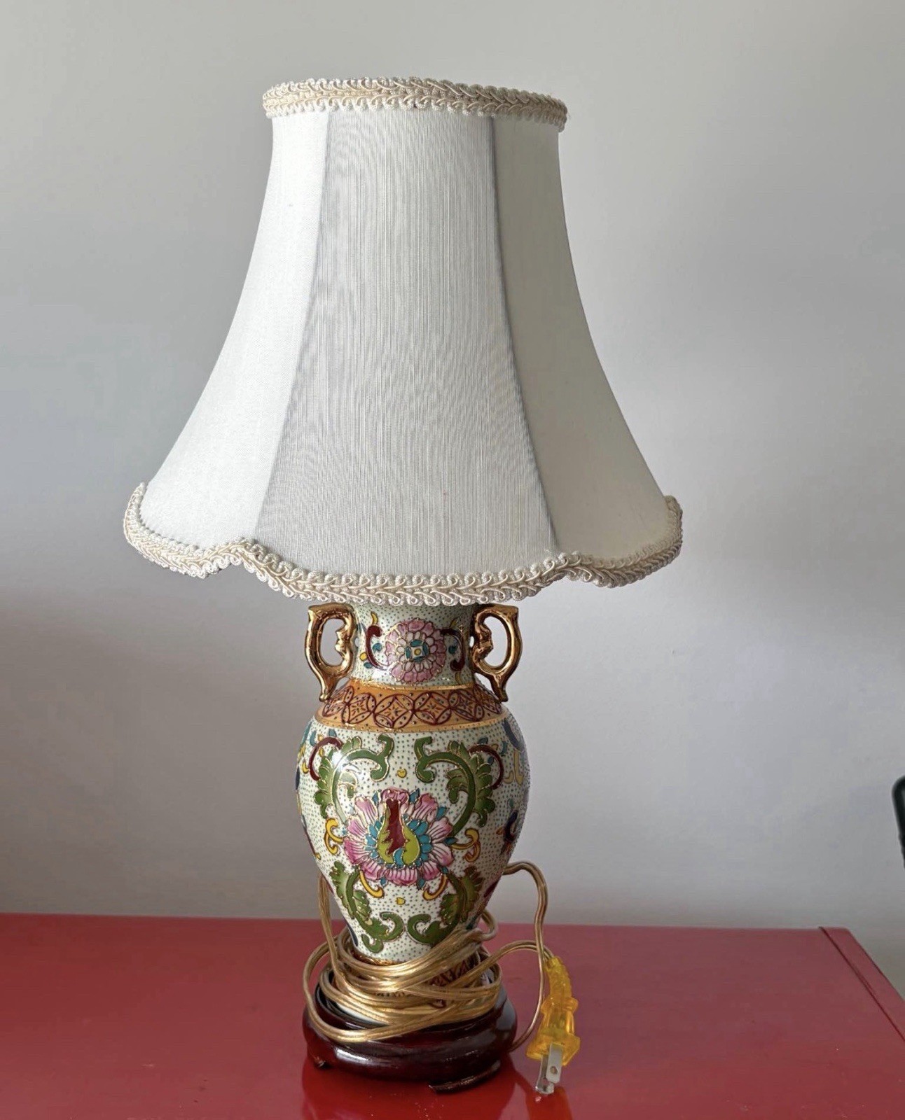 Vintage Chinese Famille Rose Porcelain Urn Table Lamp Chinoiserie W/ ORIG SHADE Vintage Chinese Famille Rose Porcelain Urn Table Lamp Chinoiserie W/ ORIG SHADE