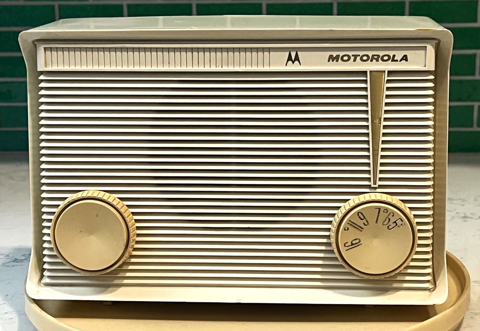 Vintage 1961 MCM Motorola A15W Ivory Shell Tube Radio WORKS PARTS/REPAIR RARE Vintage 1961 MCM Motorola A15W Ivory Shell Tube Radio WORKS PARTS/REPAIR RARE