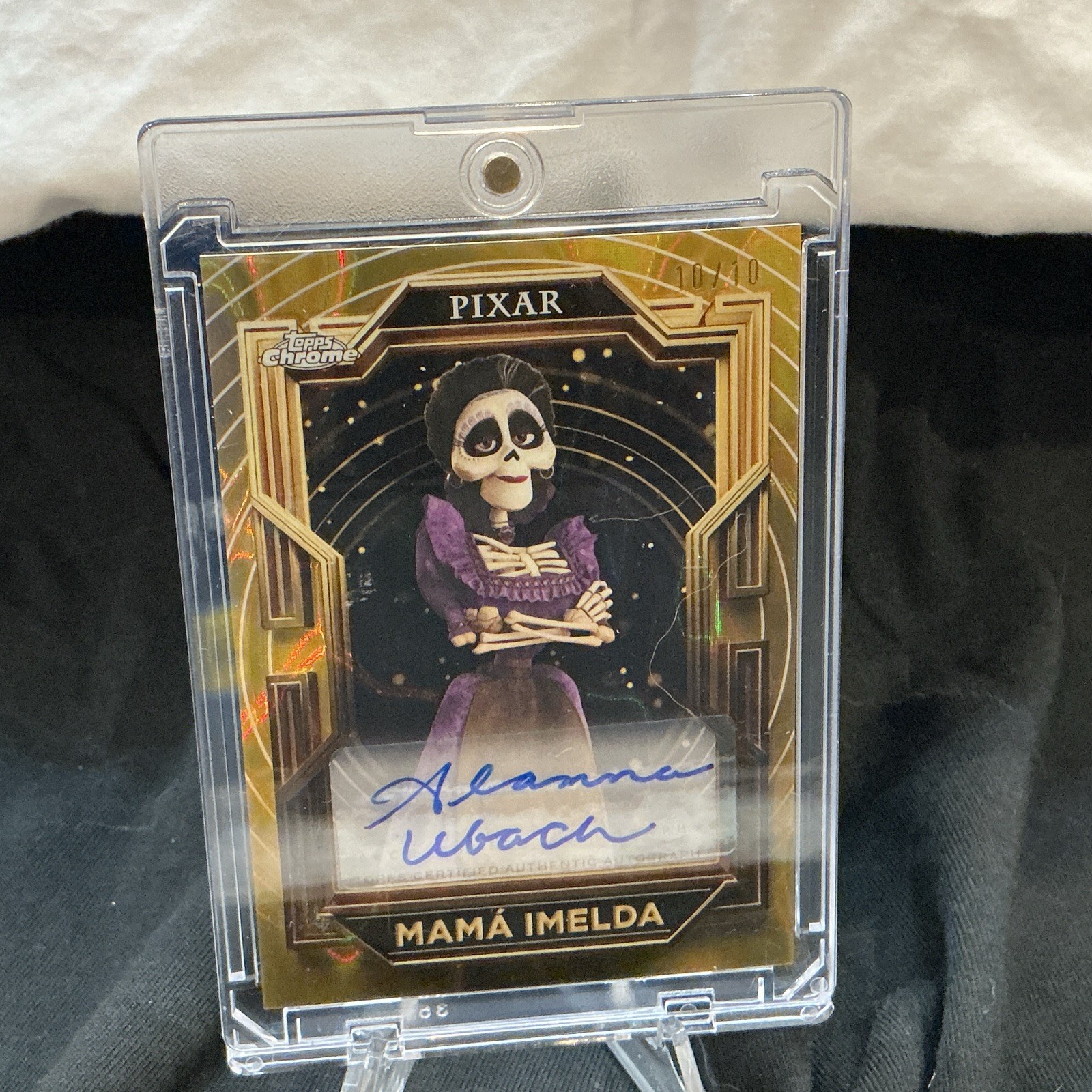 2025 Topps Chrome Pixar Gold Mama Imelda Auto /10 - Alanna Ulbach #10 2025 Topps Chrome Pixar Gold Mama Imelda Auto /10 - Alanna Ulbach #10