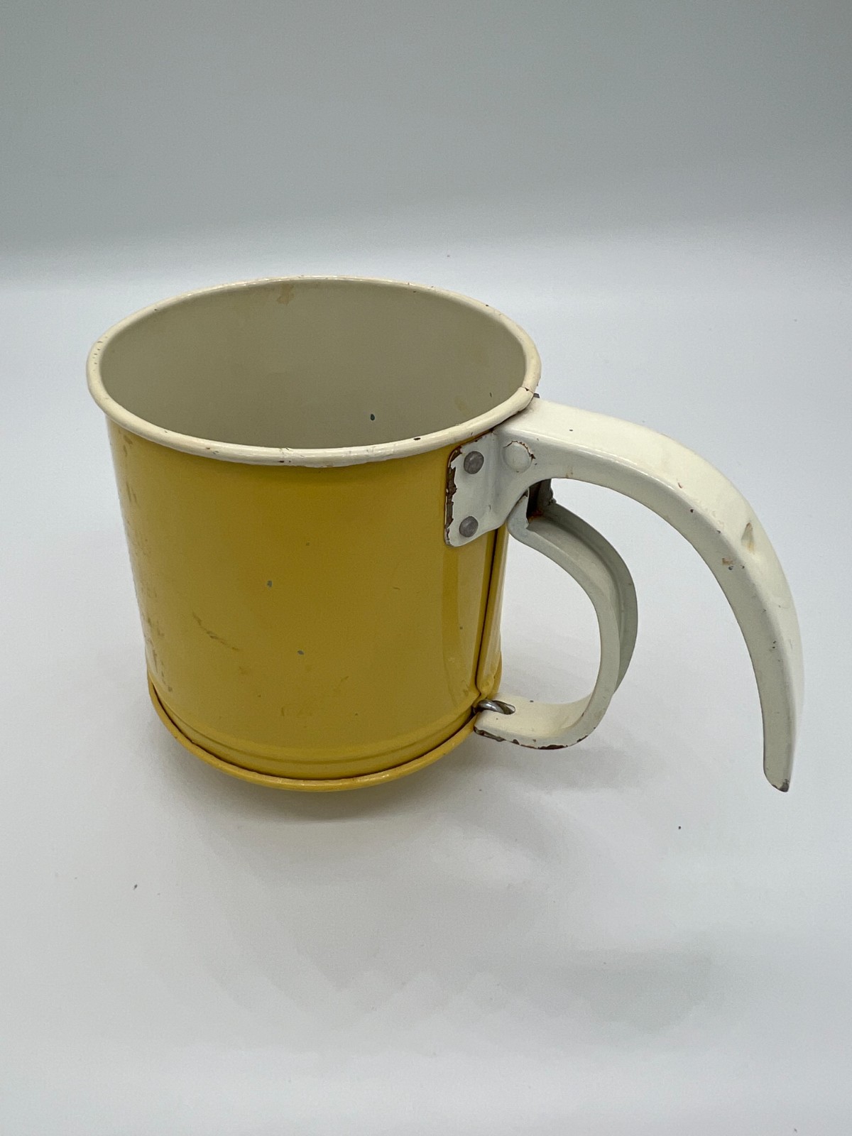 Vintage Yellow Steel, 1-Hand Spring 1C Flour Sifter Vintage Yellow Steel, 1-Hand Spring 1C Flour Sifter