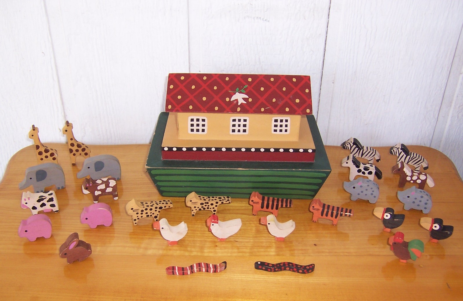 VTG 1994 HEAVY WOOD BOX NOAHS ARK BOAT & 27 HAND PAINTED WOODEN ANIMALS 9" L