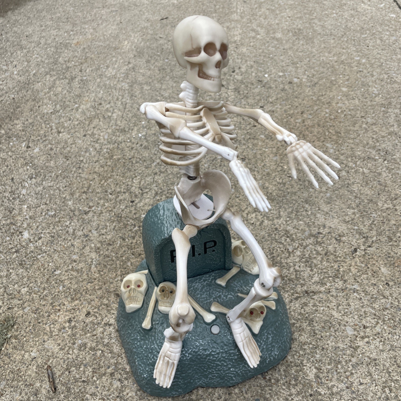 Vtg 90s Gemmy Animated Dancing 12" Skeleton On Tombstone Halloween decor WORKS