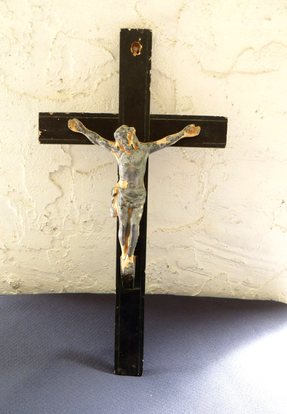 Very Old Convent Wall Cross Metal Paint Chipped Crucifix distressed Estate KN Very Old Convent Wall Cross Metal Paint Chipped Crucifix distressed Estate KN