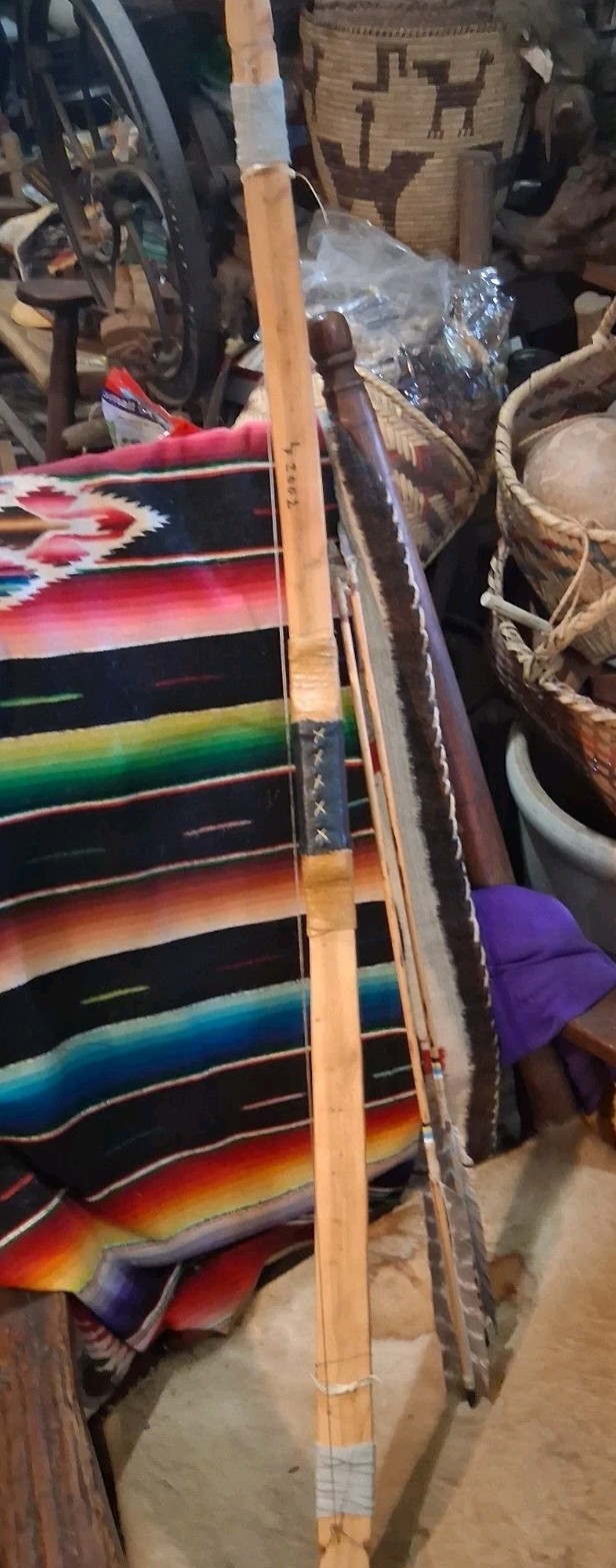 **AWESOME VINTAGE NATIVE AMERICAN APACHE SHORT BOW 41 IN 2 ARROWS SIGNED * **AWESOME VINTAGE NATIVE AMERICAN APACHE SHORT BOW 41 IN 2 ARROWS SIGNED *