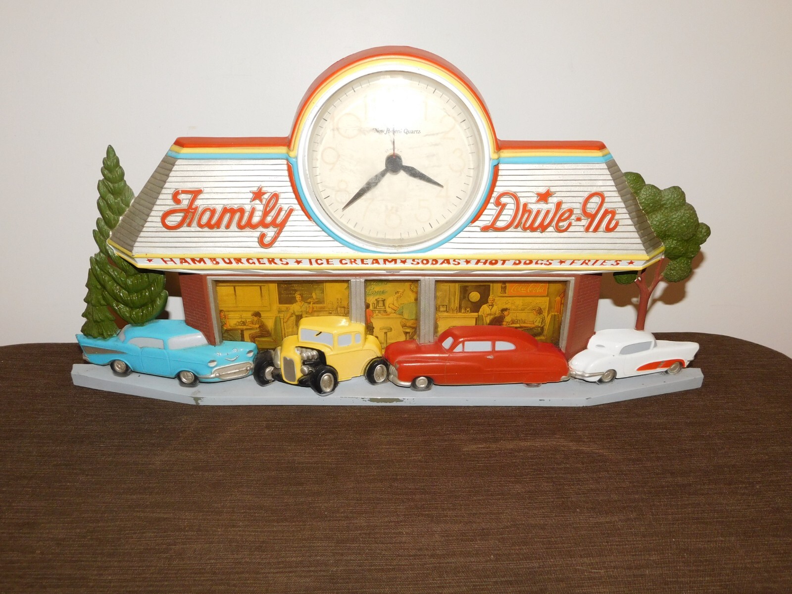 VINTAGE 1988 BURWOOD FAMILY DRIVE IN OLD CARS HOT DOGS BURGER PLASTIC WALL CLOCK VINTAGE 1988 BURWOOD FAMILY DRIVE IN OLD CARS HOT DOGS BURGER PLASTIC WALL CLOCK