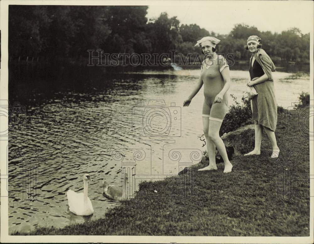 1922 Press Photo Osa Marsh & Marquise de Rocher with swans at Thames Riverside 1922 Press Photo Osa Marsh & Marquise de Rocher with swans at Thames Riverside