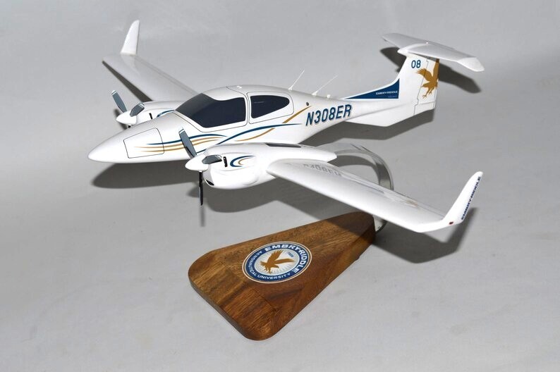 Embry Riddle University Diamond DA-42 Twin Star Desk Top 1/24 Model SC Airplane Embry Riddle University Diamond DA-42 Twin Star Desk Top 1/24 Model SC Airplane