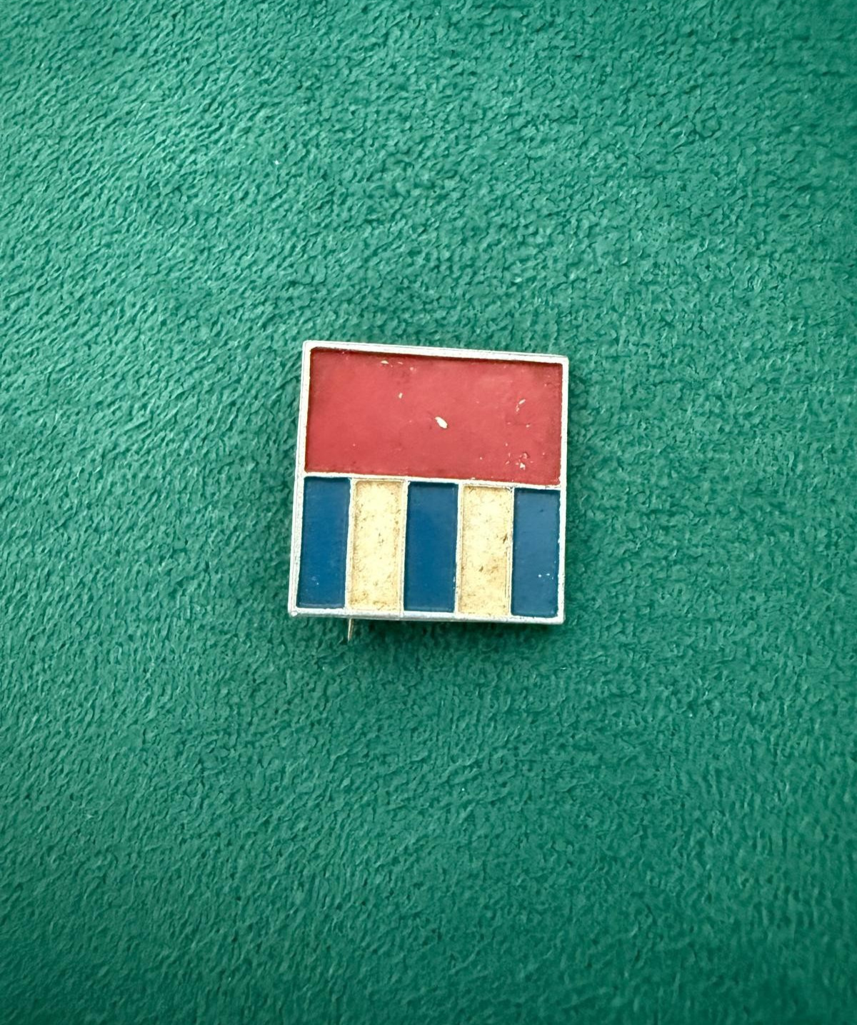 CUBA VINTAGE CUBAN FLAG RED WHITE BLUE ENAMEL LAPEL PIN BADGE FIDEL CASTRO CUBA VINTAGE CUBAN FLAG RED WHITE BLUE ENAMEL LAPEL PIN BADGE FIDEL CASTRO