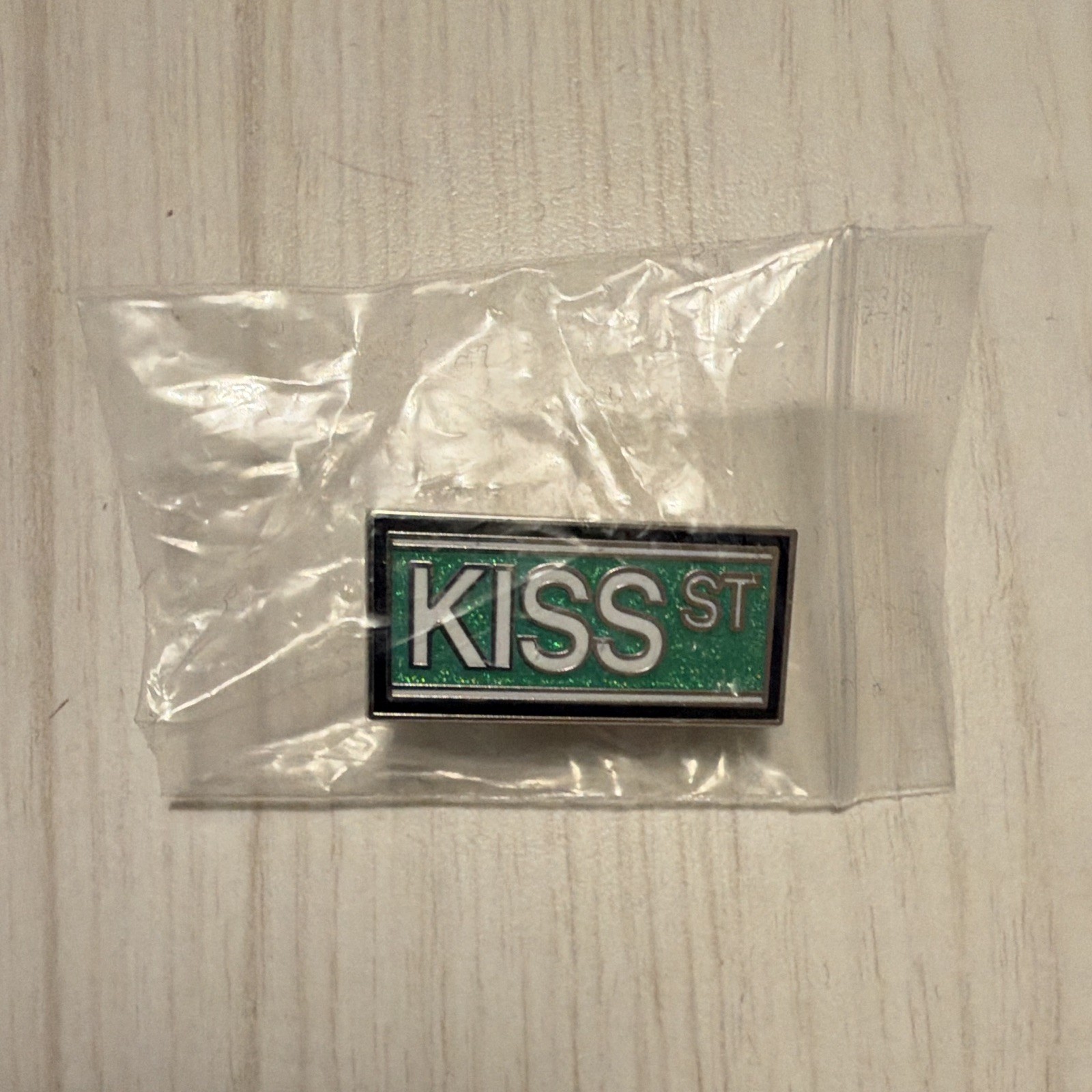 Harry Styles Exclusive Kiss Street Pop-up Pin Harry Styles Exclusive Kiss Street Pop-up Pin