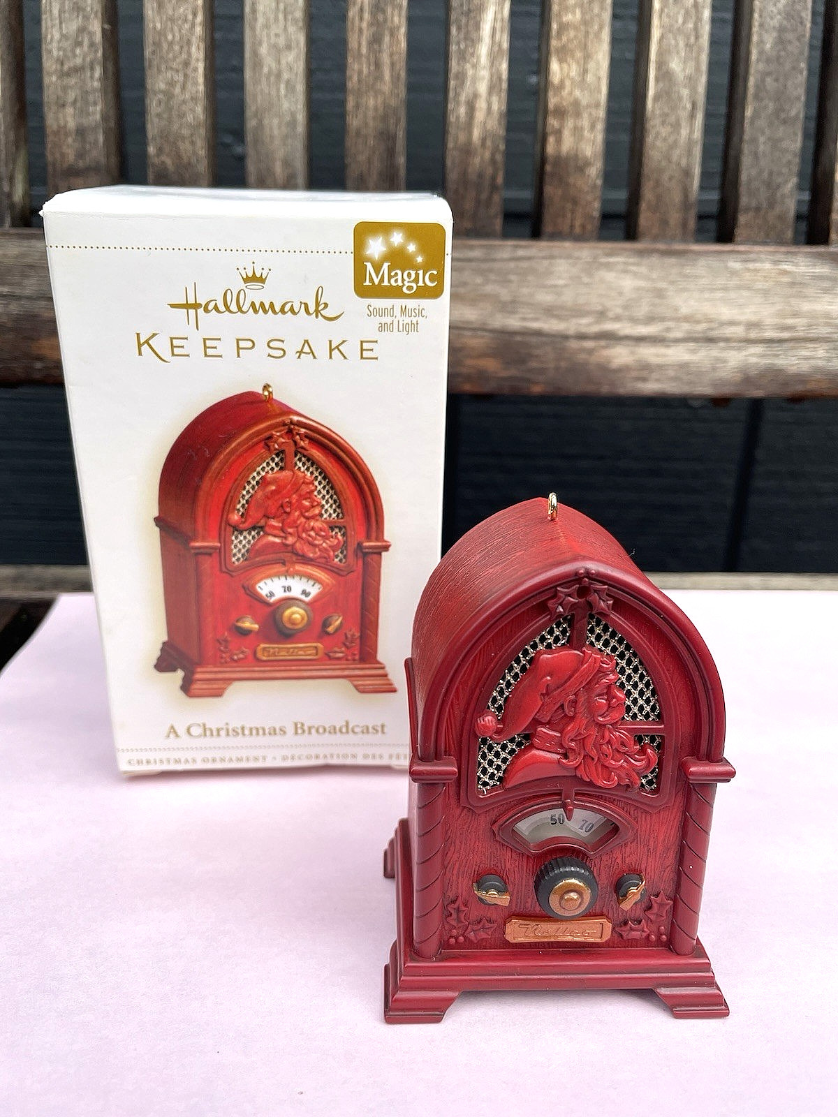 NIB HALLMARK KEEPSAKE ORNAMENT A CHRISTMAS BROADCAST SOUND MUSIC LIGHT 2006 New NIB HALLMARK KEEPSAKE ORNAMENT A CHRISTMAS BROADCAST SOUND MUSIC LIGHT 2006 New