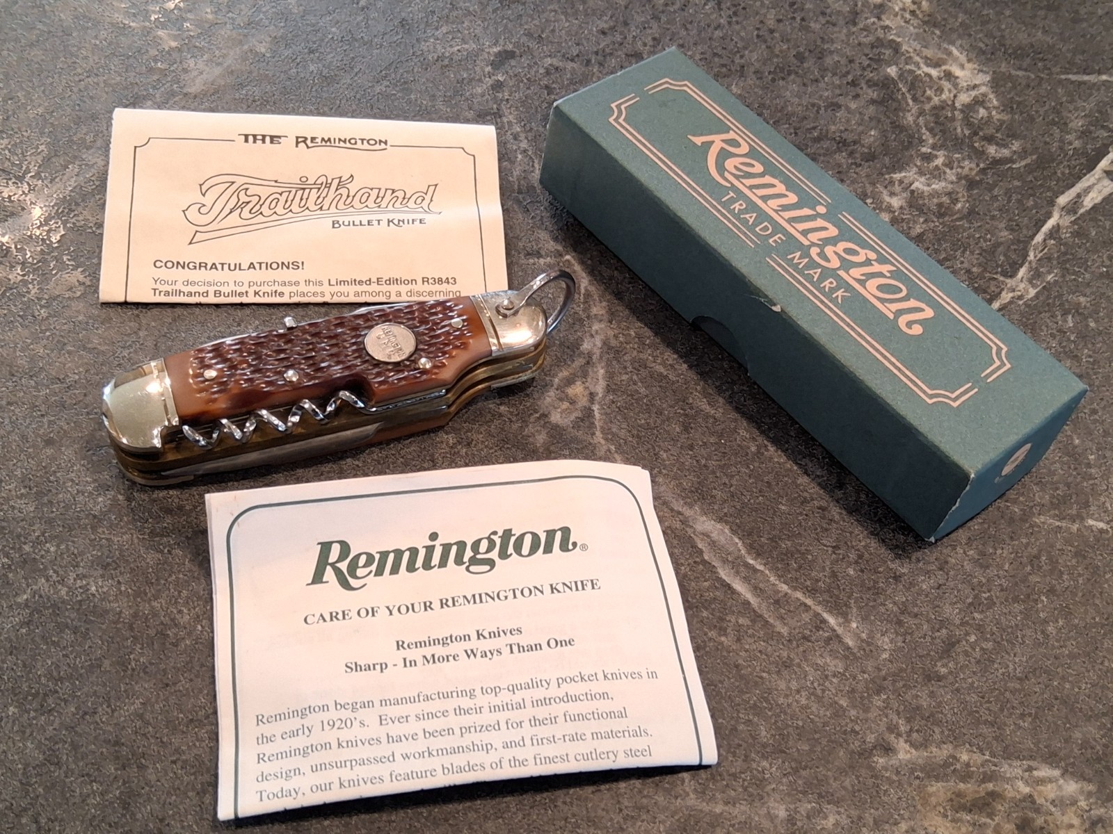 1996 Remington UMC Trailhand Bullet Pocket Knife Camping R3843 + Box 1996 Remington UMC Trailhand Bullet Pocket Knife Camping R3843 + Box