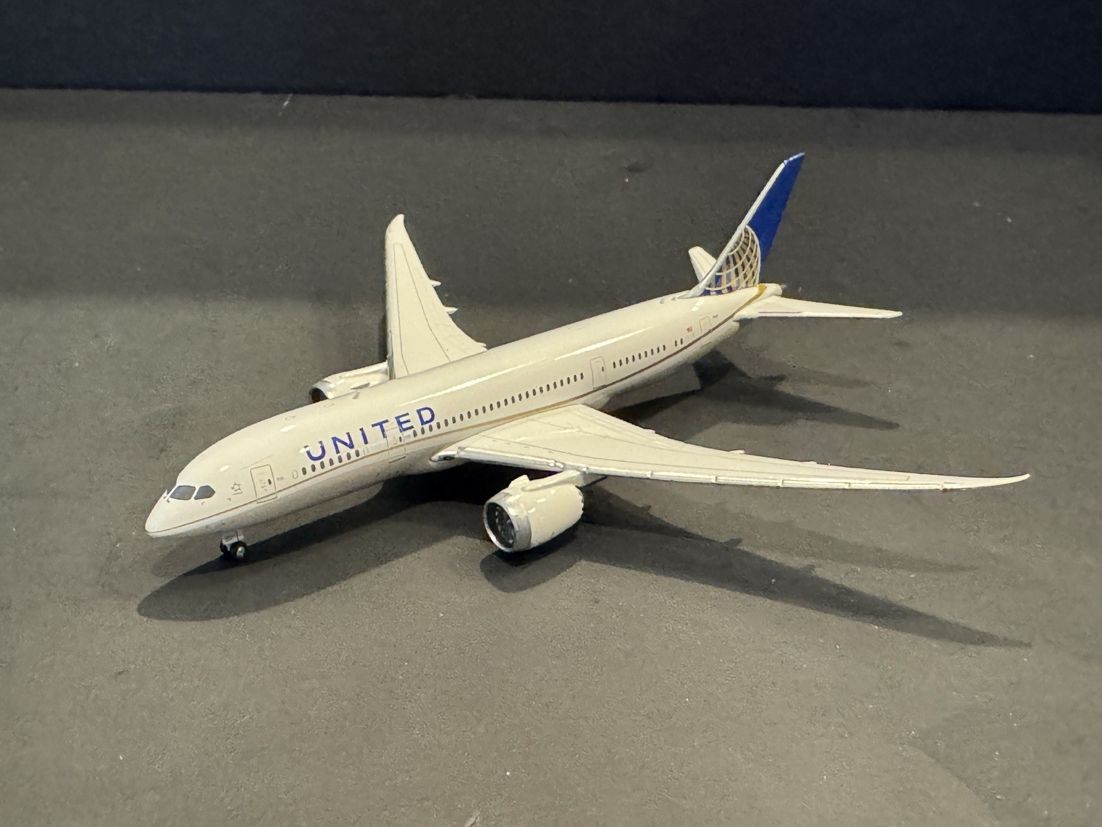 Gemini Jets 1:400 Scale United Airlines Boeing 787-8 Die-Cast Model N26902