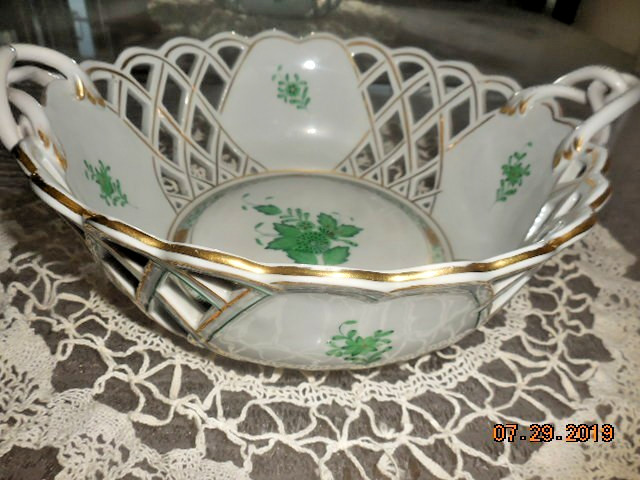 BEAUTIFUL VINTAGE 8 1/2" ROUND OPEN WEAVED BASKET, FROM HEREND, HUNGARY BEAUTIFUL VINTAGE 8 1/2" ROUND OPEN WEAVED BASKET, FROM HEREND, HUNGARY