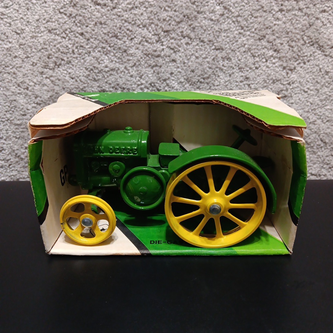 John Deere 1998 ERTL 1923 Model "D" Die Cast Tractor 1/16 Scale #500 w/Box USA John Deere 1998 ERTL 1923 Model "D" Die Cast Tractor 1/16 Scale #500 w/Box USA