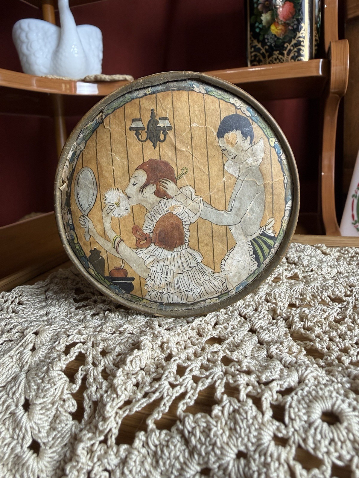 Richard Hudnut Three Flowers Vintage Face Powder Round Tin Box, New York Richard Hudnut Three Flowers Vintage Face Powder Round Tin Box, New York