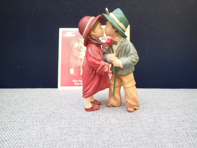 VINTAGE 2005 Hallmark Keepsake Ornament The Kiss w/clean memory card box damaged