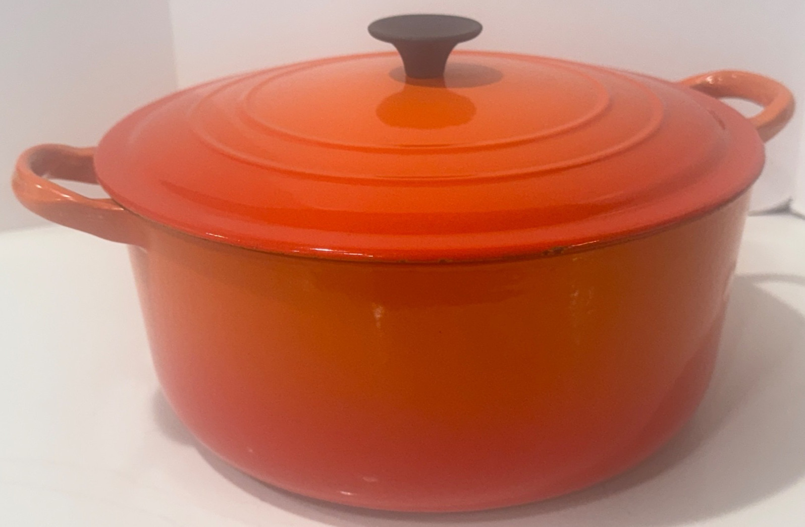VINTAGE LE CREUSET 4.5 QT DUTCH OVEN ORANGE FLAME "E" WITH LID & RIBBED BOTTOM VINTAGE LE CREUSET 4.5 QT DUTCH OVEN ORANGE FLAME "E" WITH LID & RIBBED BOTTOM