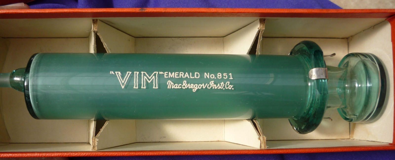 RARE VIM 1930'S EMERALD GLASS NO. 851 HYPODERMIC NEEDLE SYRINGE 50CC IN ORG. BX RARE VIM 1930'S EMERALD GLASS NO. 851 HYPODERMIC NEEDLE SYRINGE 50CC IN ORG. BX