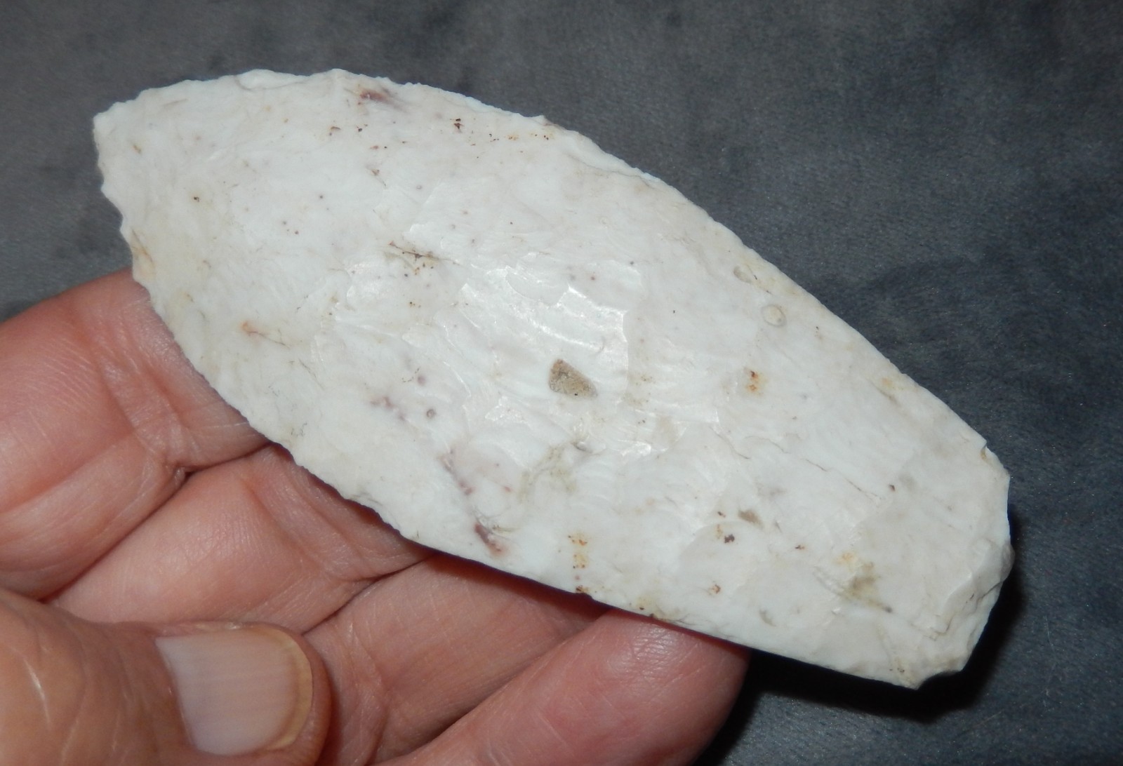 A SUPER NICE AND THIN CLASSICLY SHAPED IOWA FOUND 3-5/8" AGATE BASIN POINT N275 A SUPER NICE AND THIN CLASSICLY SHAPED IOWA FOUND 3-5/8" AGATE BASIN POINT N275