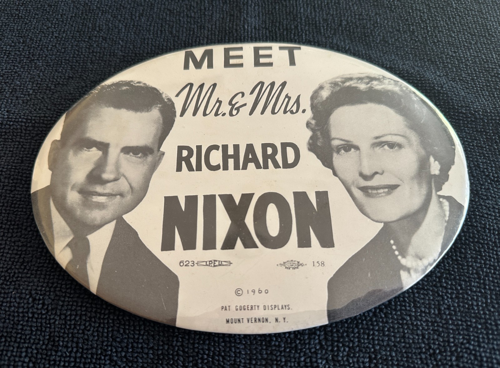 MEET MR. & MRS. RICHARD NIXON 1960 JUGATE PHOTO BUTTON -- RARE -- MEET MR. & MRS. RICHARD NIXON 1960 JUGATE PHOTO BUTTON -- RARE --