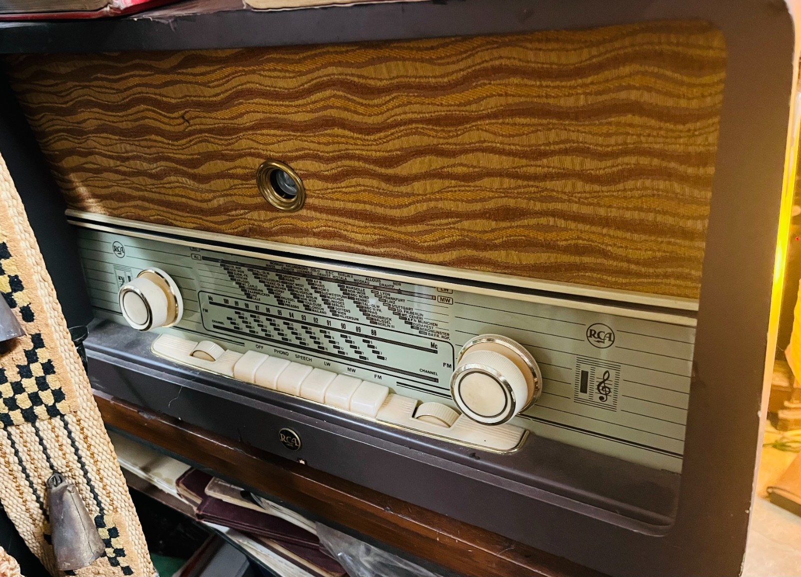 Vintage RCA Model 67QR73-FM-W Tube Radio Super heterodyne, Graetz Germany, 1956 Vintage RCA Model 67QR73-FM-W Tube Radio Super heterodyne, Graetz Germany, 1956