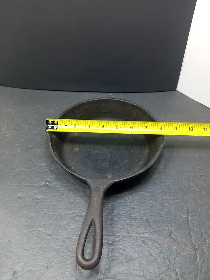 ❤️ Vintage Black Cast Iron No. 5 / 8" Diameter 2" Deep Mark Not Visible See Pics ❤️ Vintage Black Cast Iron No. 5 / 8" Diameter 2" Deep Mark Not Visible See Pics