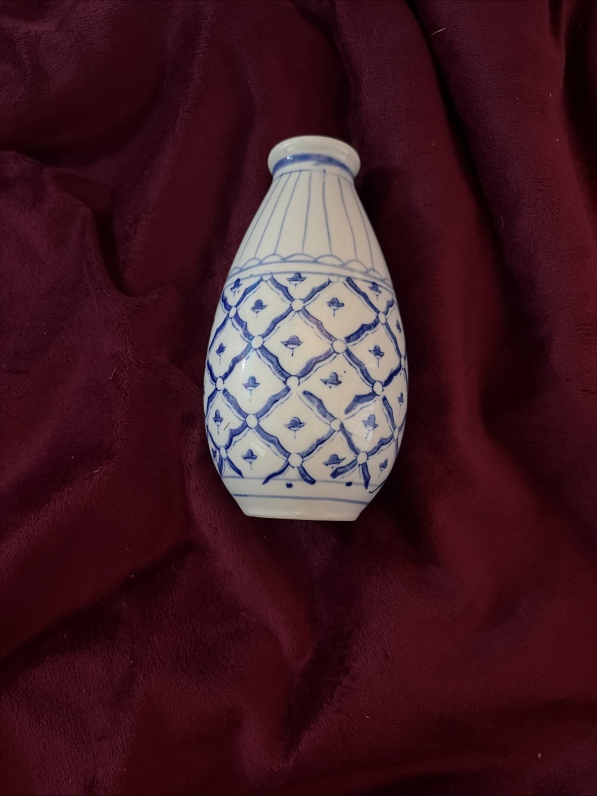 Vintage Blue & White Porcelain Oriental Vase Vintage Blue & White Porcelain Oriental Vase
