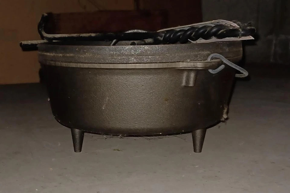 LODGE #12 Three Footed Large Cast Iron Camp Dutch Oven With Lid vintage new LODGE #12 Three Footed Large Cast Iron Camp Dutch Oven With Lid vintage new